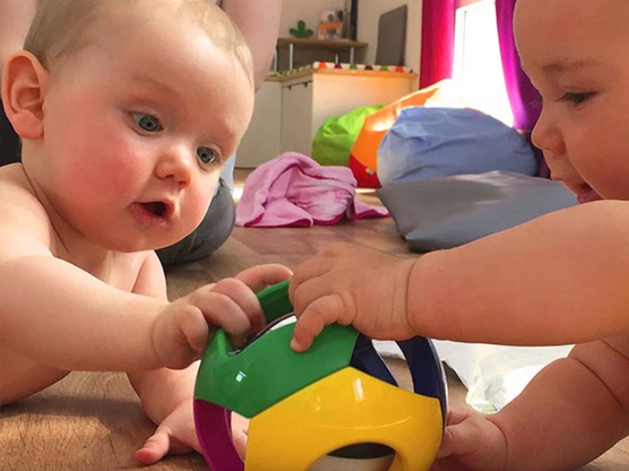 Babies spielen mit Ball im PerBabyMobile